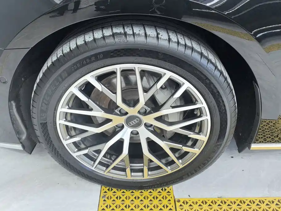 Photo 6 - Audi A8