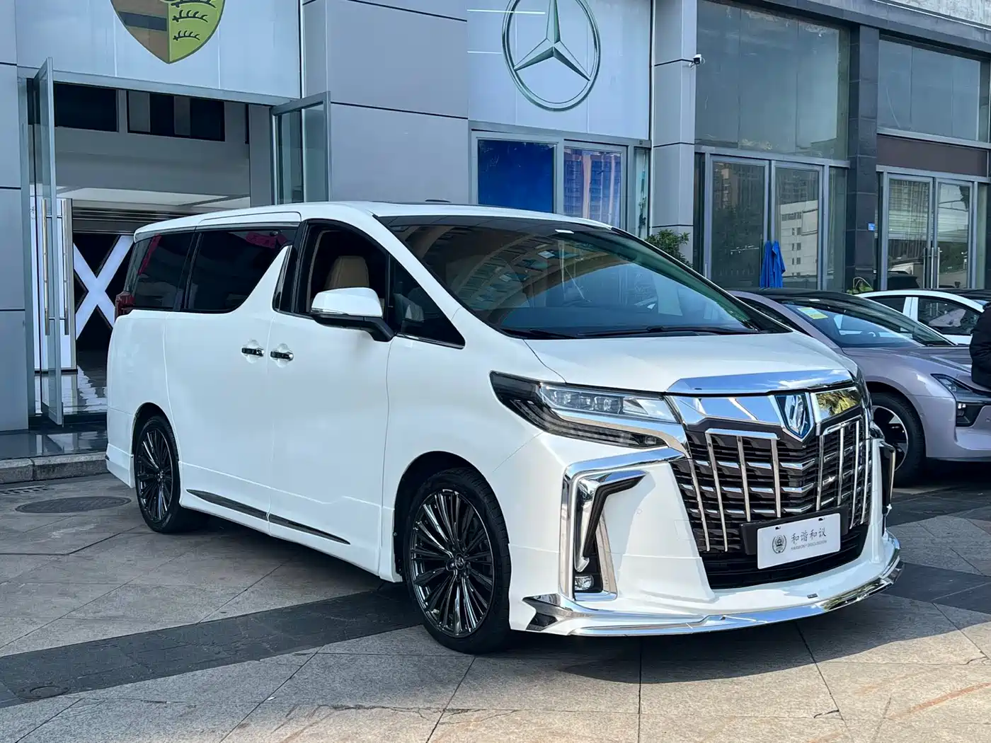Toyota Alphard 2020 Hybrid 2.5L Premium Edition фото 3