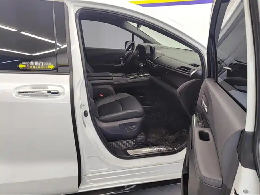 Toyota Sienna 2023 2.5L Hybrid Premium Edition фото 8