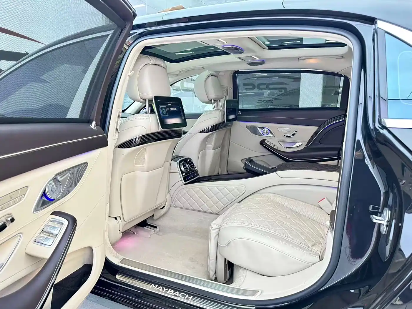 صورة 14 - Mercedes-Benz Maybach S-Class