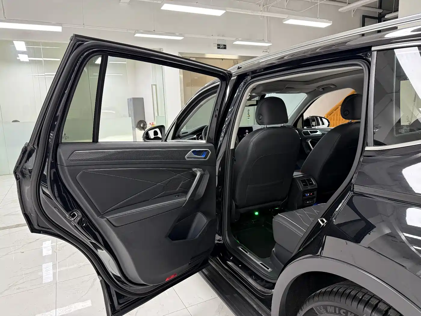 Volkswagen Tiguan L 2023 330TSI Auto 2WD R-Line Premium Edition фото 12