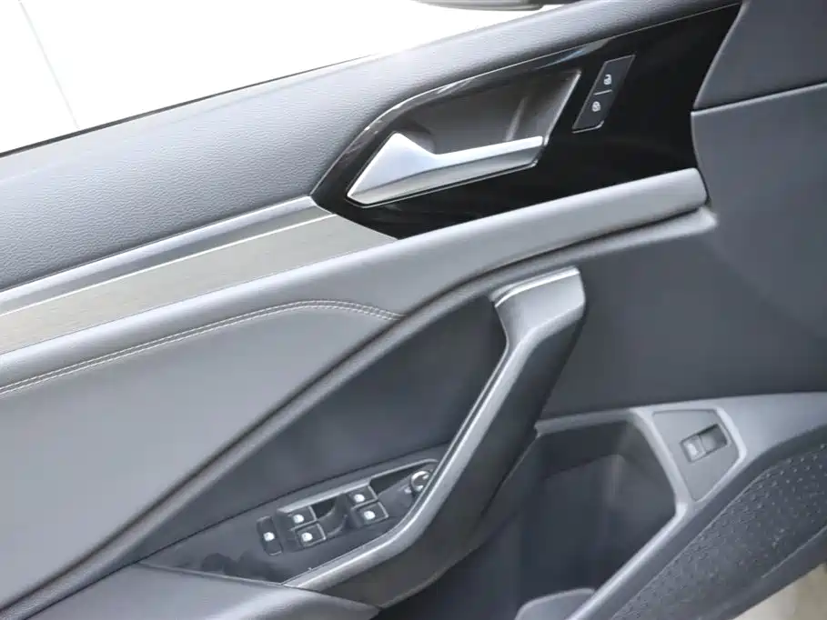 Volkswagen Sagitar 2021 280TSI DSG Surpassing Edition фото 13