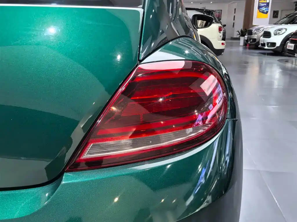 Volkswagen Beetle 2017 180TSI Emerald Classic Edition фото 20
