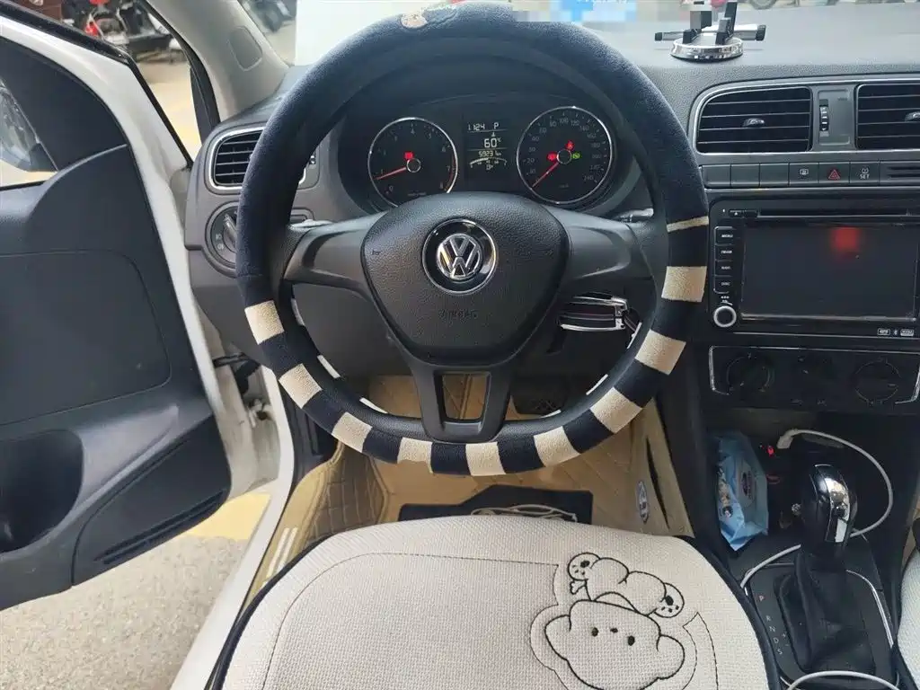 Volkswagen Polo 2014 1.6L Automatic Comfort Edition фото 3