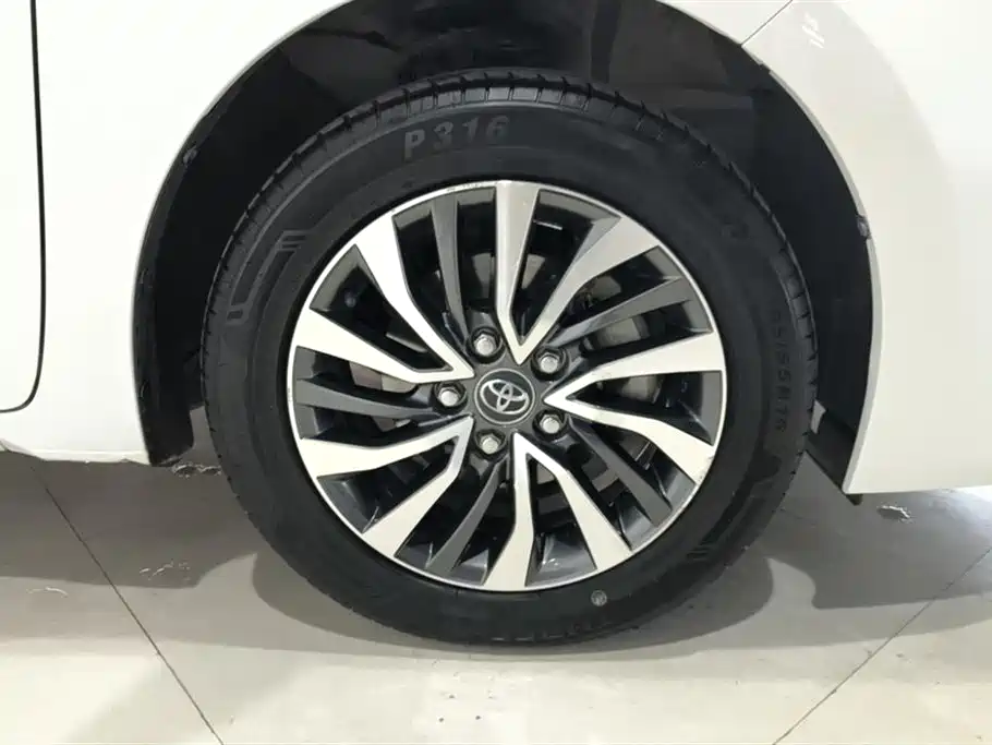 Toyota Corolla 2018 Hybrid 1.8L E-CVT Smart Edition фото 6