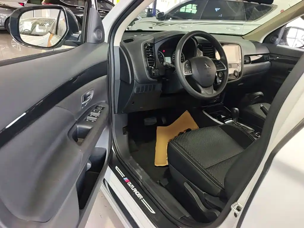 Mitsubishi Outlander 2023 2021 Facelift 2.0L 2WD Comfort Edition 5-Seater