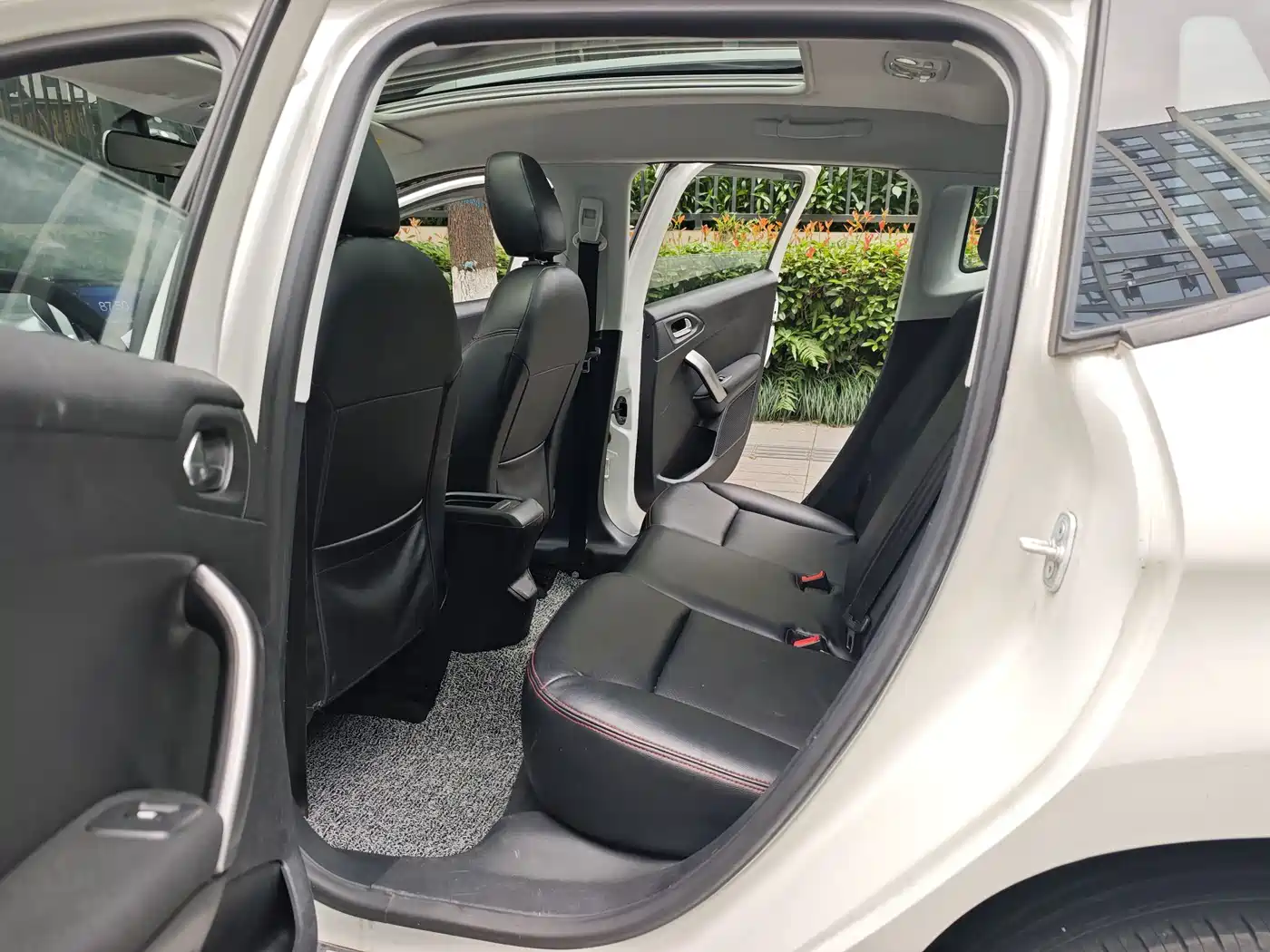 Peugeot 2008 2015 1.6L Automatic Cool Edition фото 13