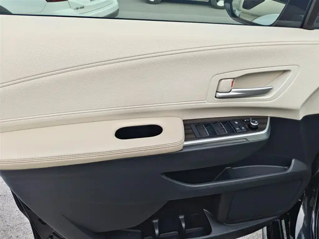 Toyota Sienna 2023 2.5L Hybrid Premium Edition фото 6