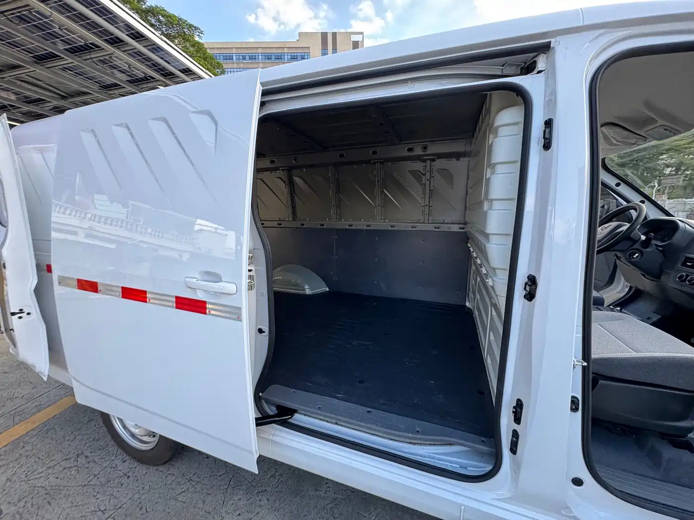 Wuling Motors Wuling Yangguang 2026 2024 Model 300km Comfort Enclosed Window Version 75kW