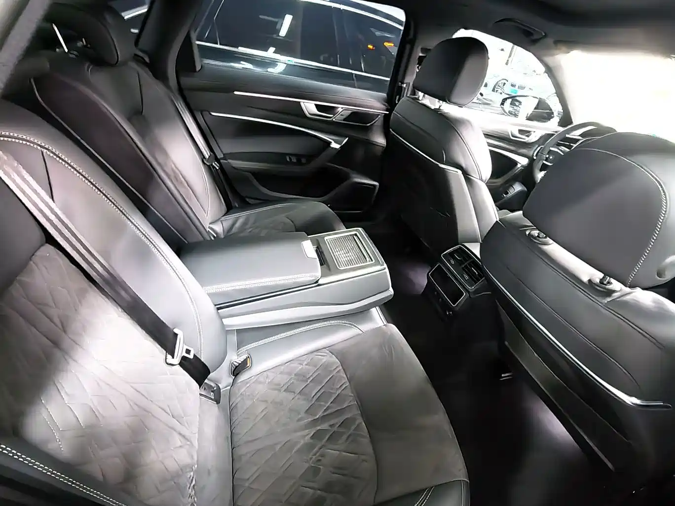 Фото 7 - Audi A6L