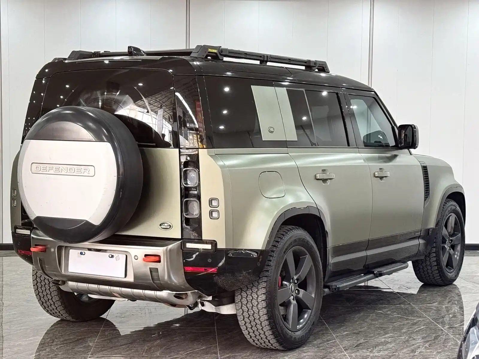 Photo 4 - Land Rover Defender
