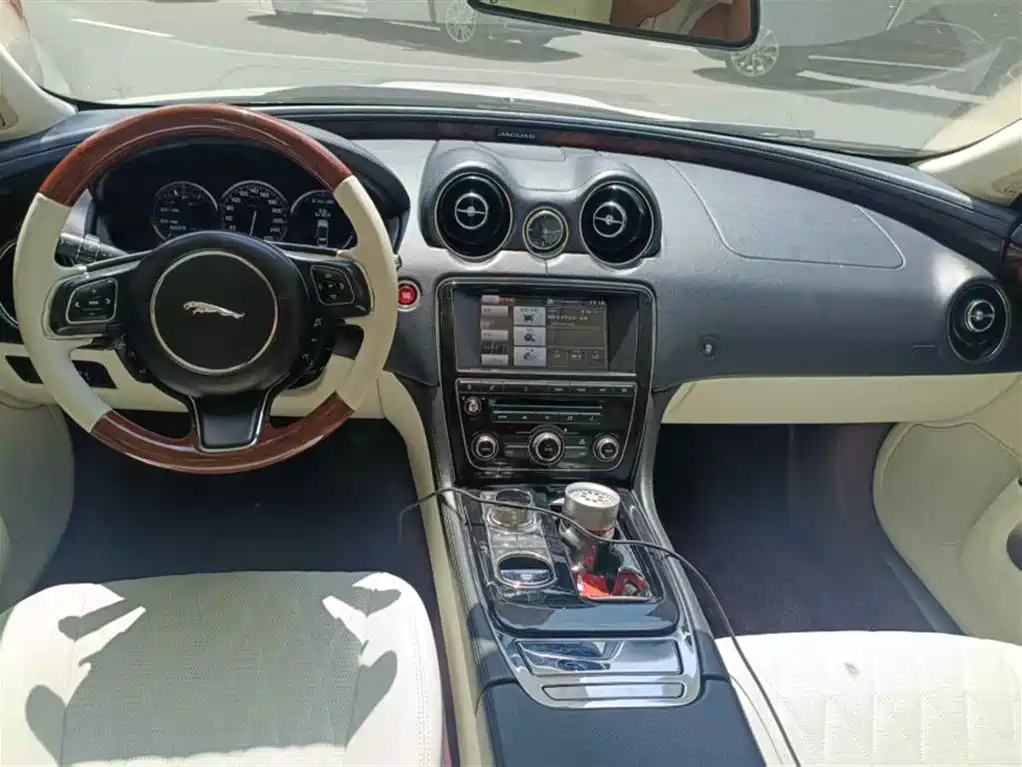 Photo 8 - Jaguar XJ