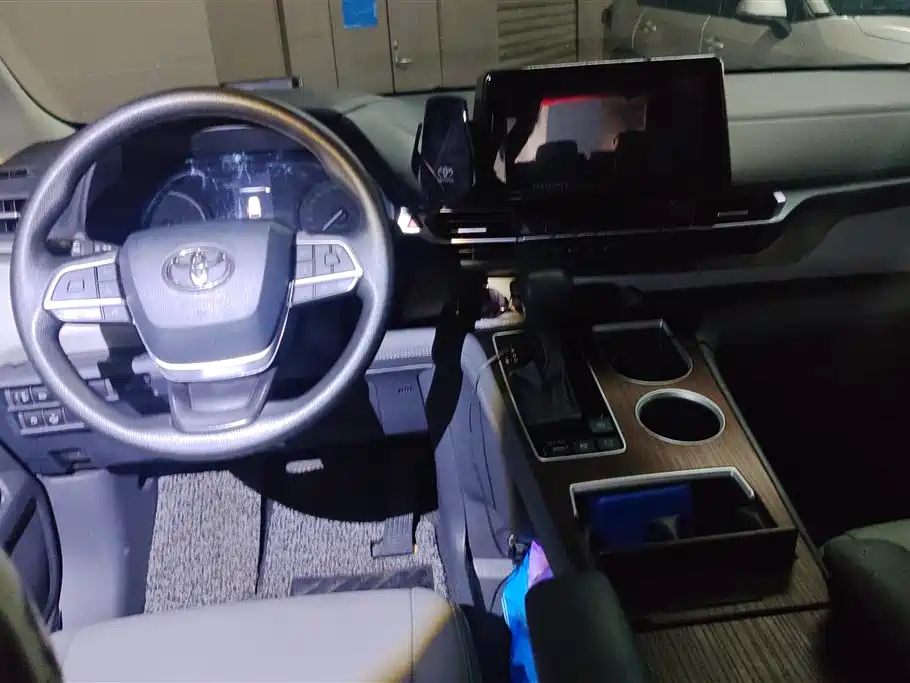 Toyota Sienna 2023 2.5L Hybrid Comfort Edition фото 12