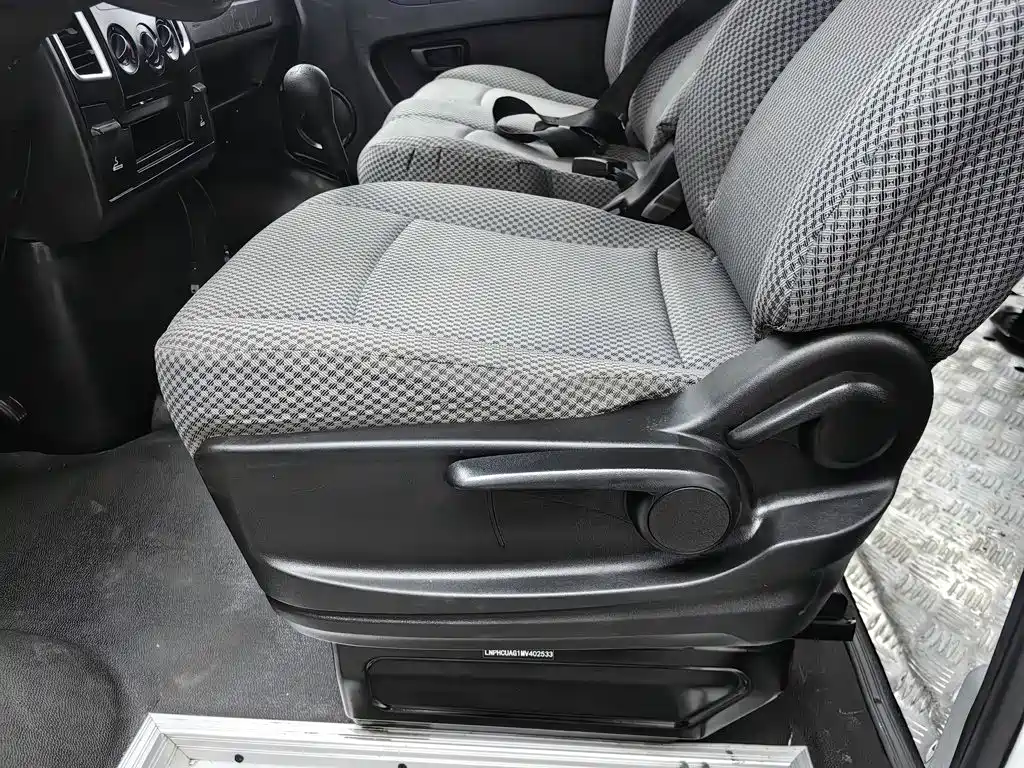 Iveco Daily 2021 2021 Model 2.5T A35 M1 Passenger Vehicle 5-9 Seats Short Wheelbase Medium Roof Dual Tires Sliding Door