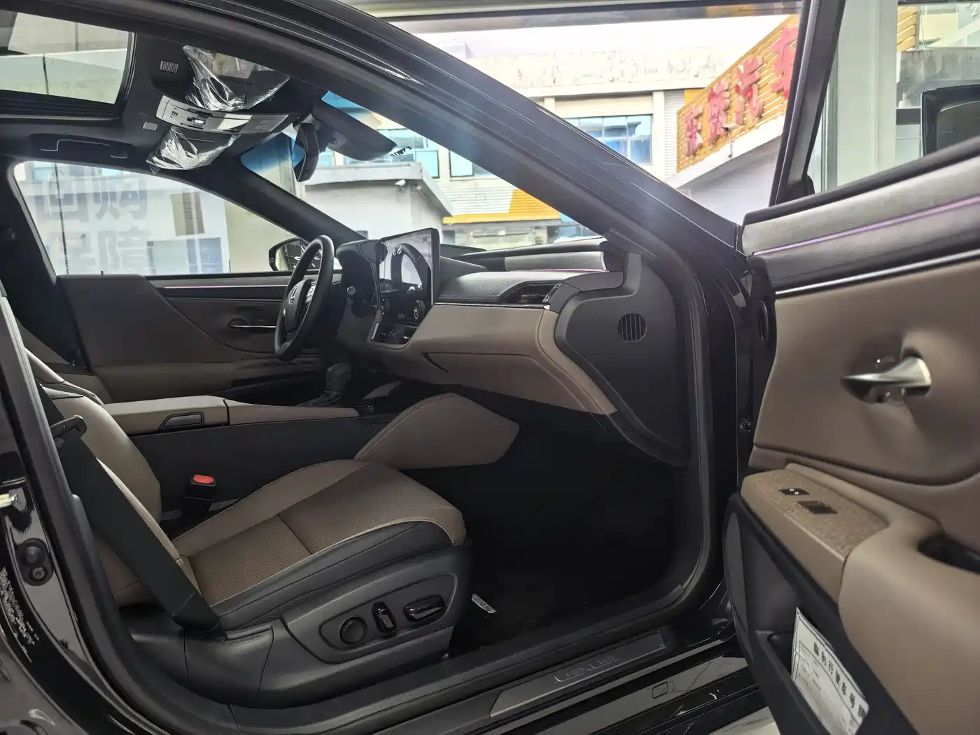 Lexus ES 2025 200 Ultimate Edition фото 15