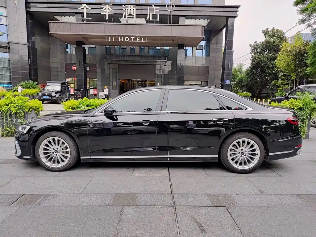 Фото 3 - Audi A8