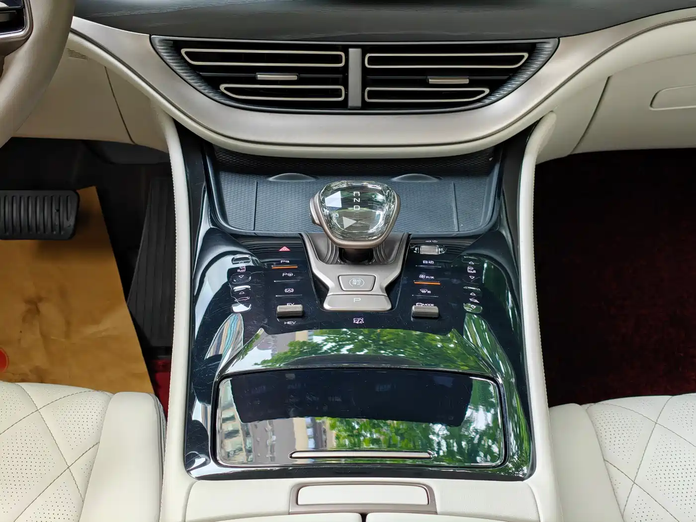 Denza D9 2022 DM-i 970 AWD Flagship фото 33