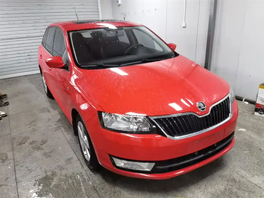 Škoda Skoda Rapid Spaceback 2016 Facelift 1.6L Manual Innovation Edition фото 4