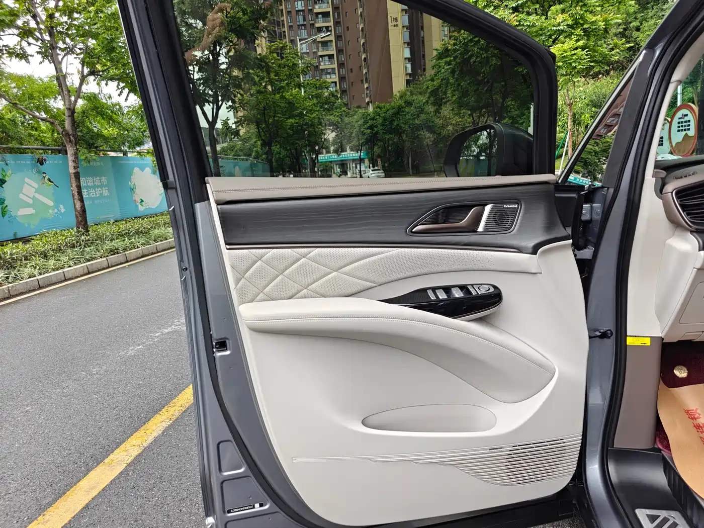 Denza D9 2022 DM-i 970 AWD Flagship фото 27