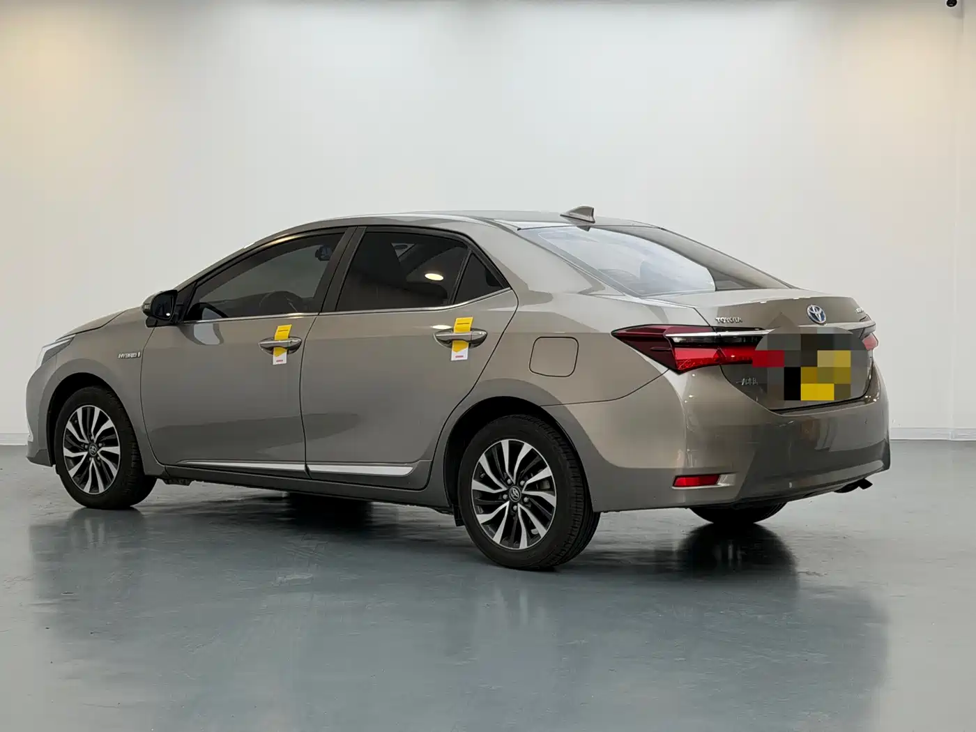 Toyota Corolla 2016 Dual Hybrid 1.8L E-CVT Elite Edition фото 6