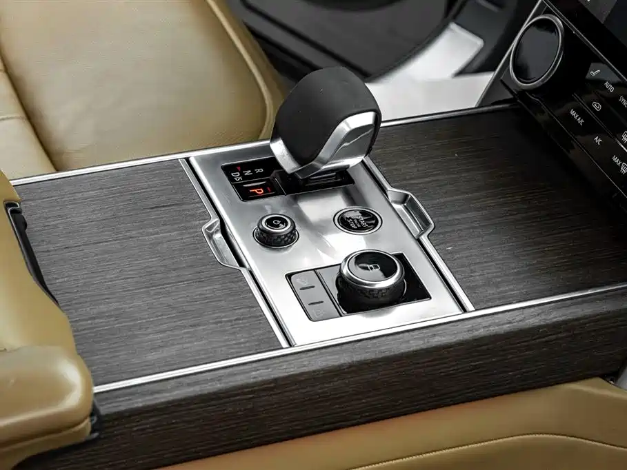 Land Rover Range Rover 2023 3.0 L6 360PS Golden Age Edition фото 12