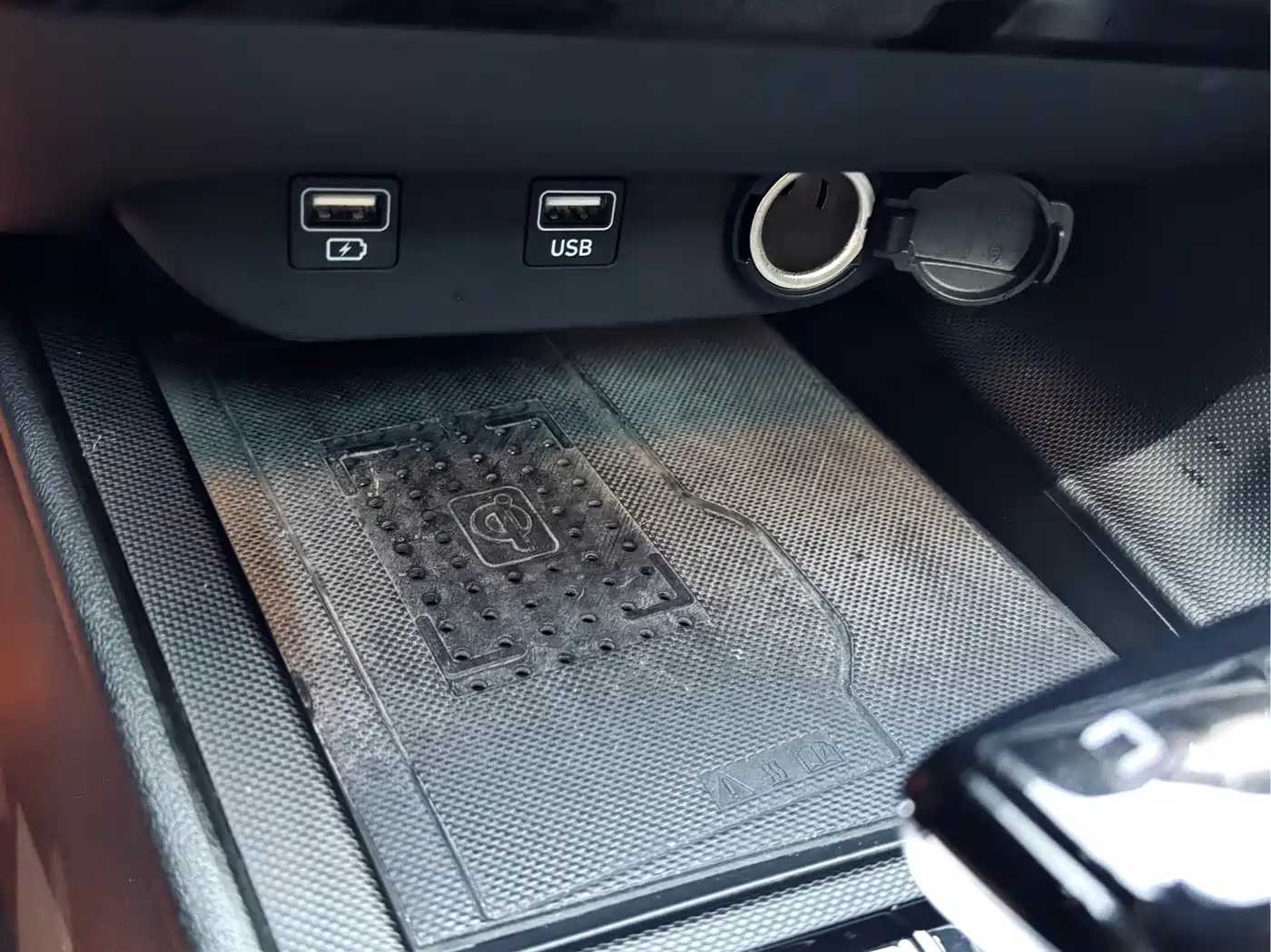 Hyundai Elantra 2021 1.5L CVT LUX Premium Edition фото 21