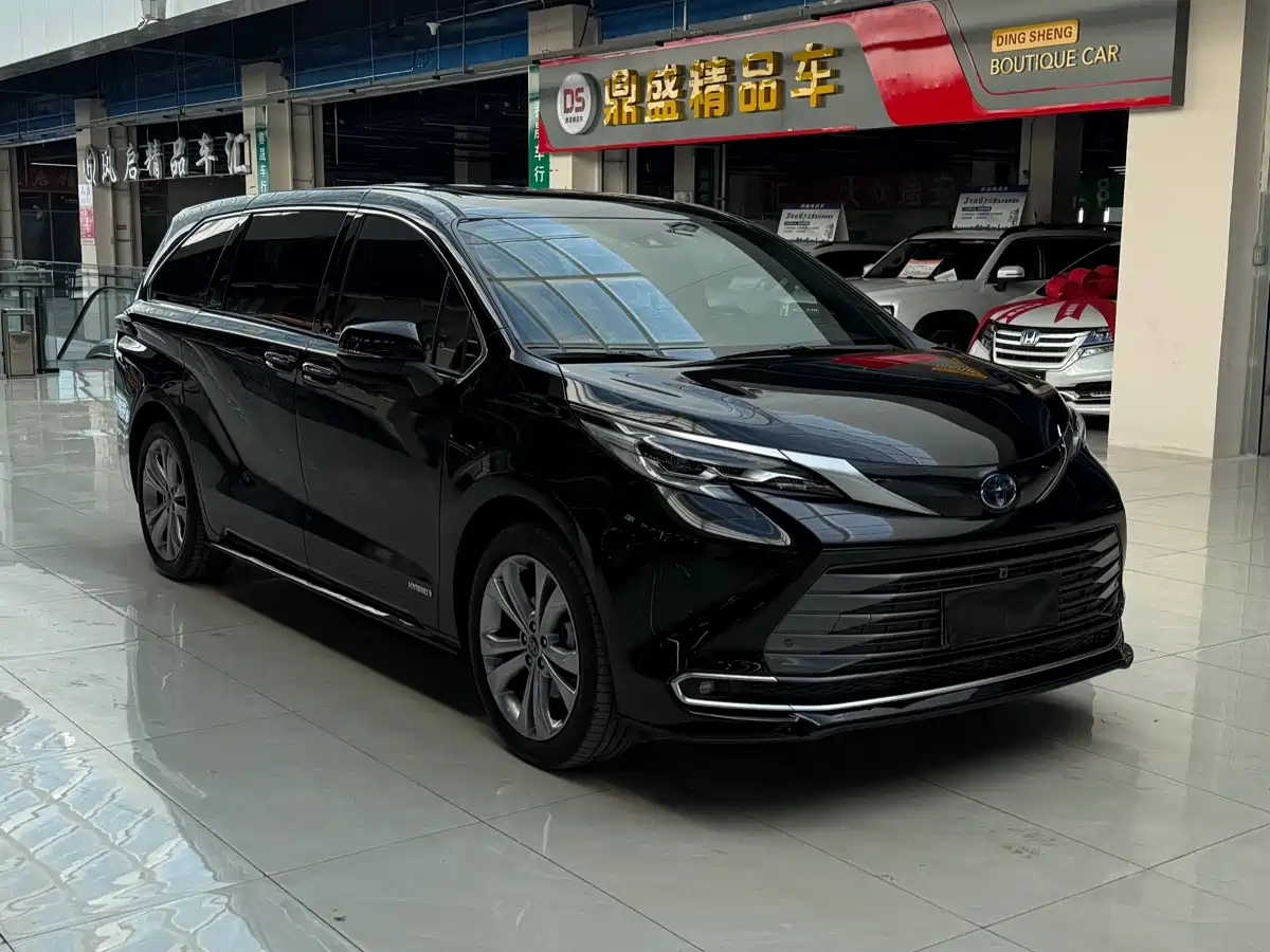 Toyota Sienna 2023 2.5L Hybrid Premium Edition фото 3