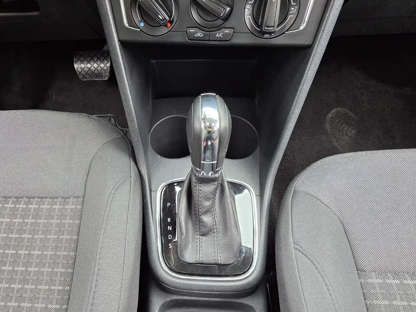 Volkswagen Polo 2016 1.6L Automatic Comfort фото 14