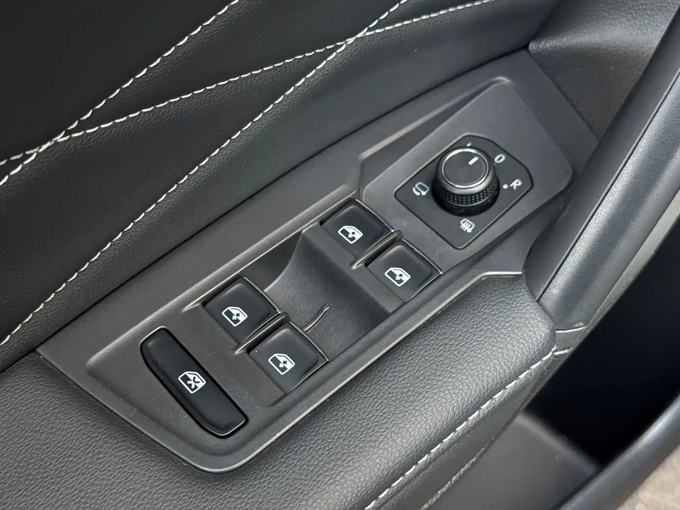Volkswagen Tiguan L 2023 Facelift 330TSI Auto FWD R-Line Premium фото 20