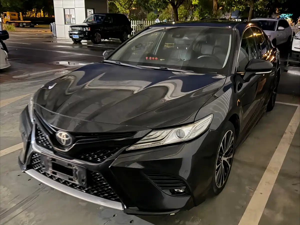 Фото 1 - Toyota Camry
