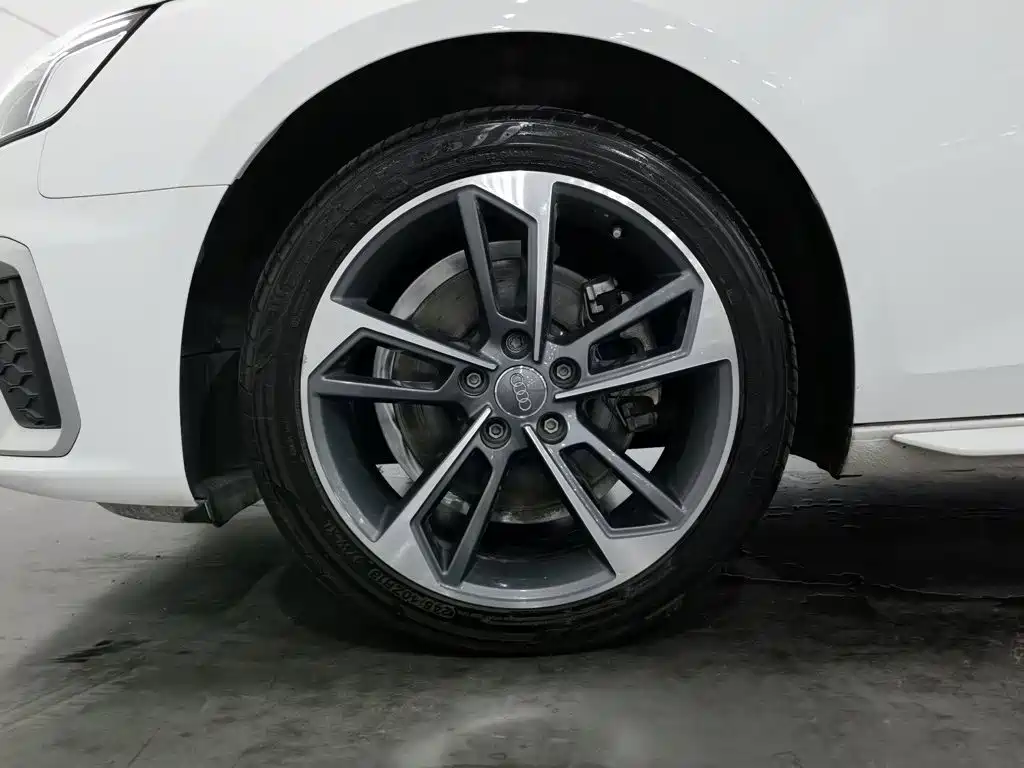 Фото 17 - Audi A4L
