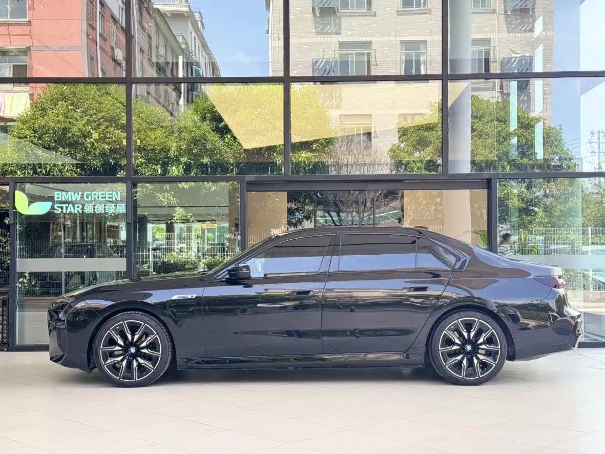صورة 3 - BMW i7 M70L