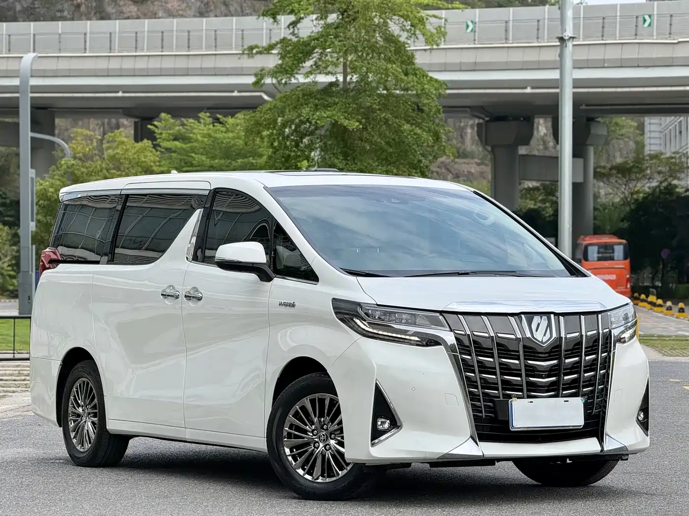 Toyota Alphard 2021 Hybrid 2.5L Luxury фото 3