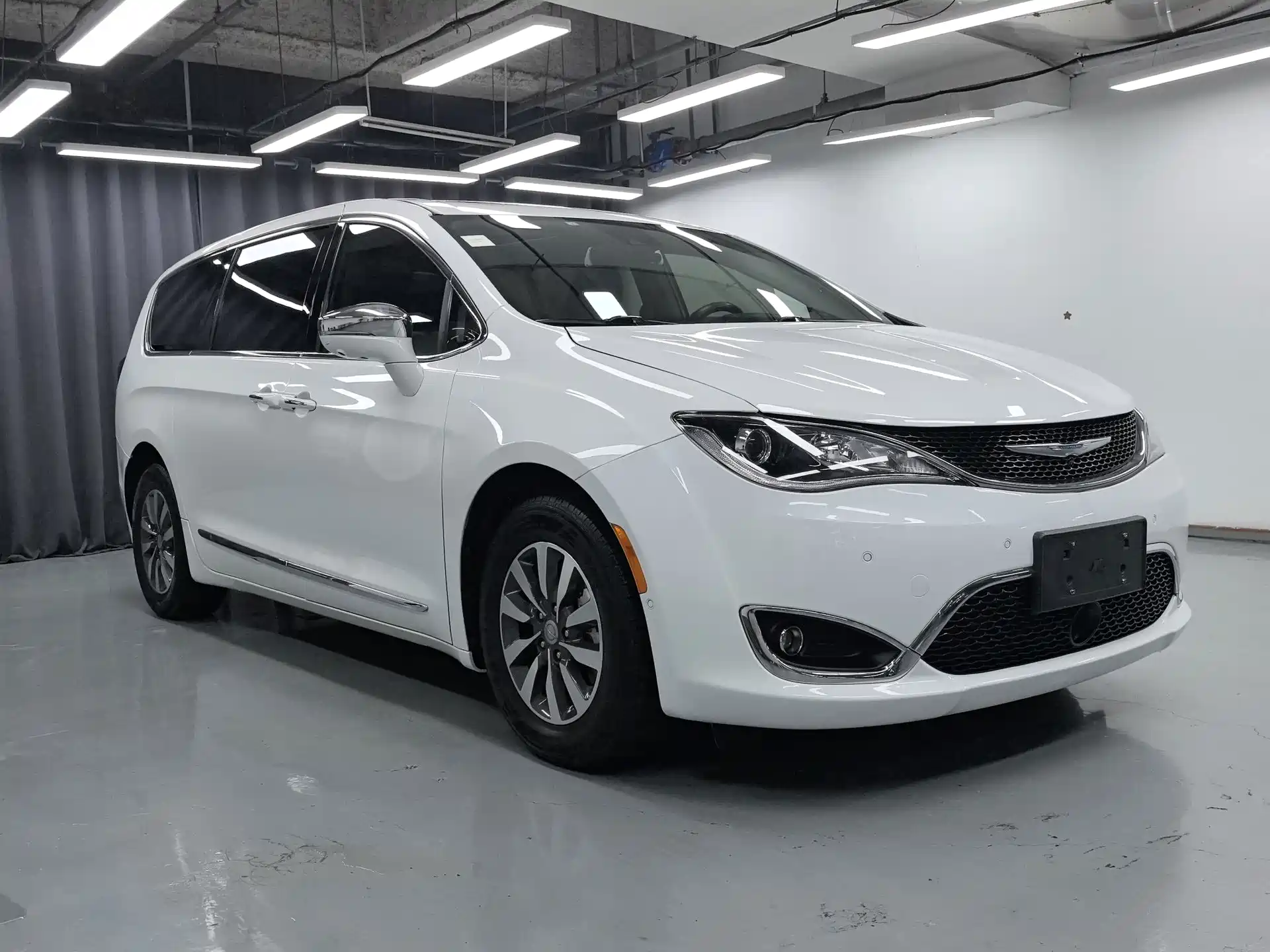 Фото 3 - Chrysler Pacifica PHEV