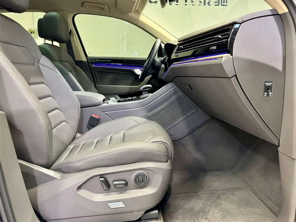 Volkswagen Touareg 2023 3.0TSI R-Line Black Sports Package фото 19