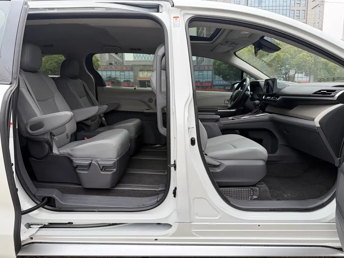 Toyota Granvia 2024 2.5L Hybrid Comfort фото 10