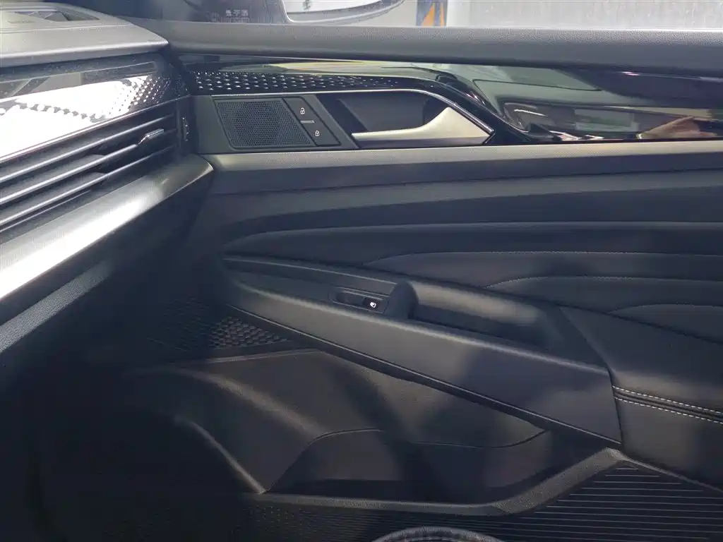 Volkswagen Passat 2022 330TSI Starlight Elite Edition фото 15