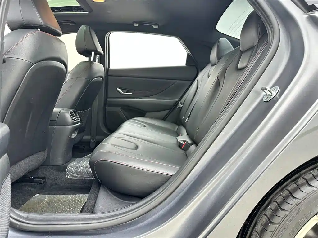 Hyundai Elantra 2022 1.5L CVT 20th Anniversary Edition фото 8