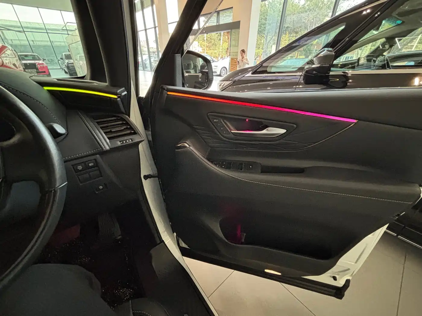 Toyota Alphard 2025 Hybrid 2.5L Ultimate Gold Edition фото 9