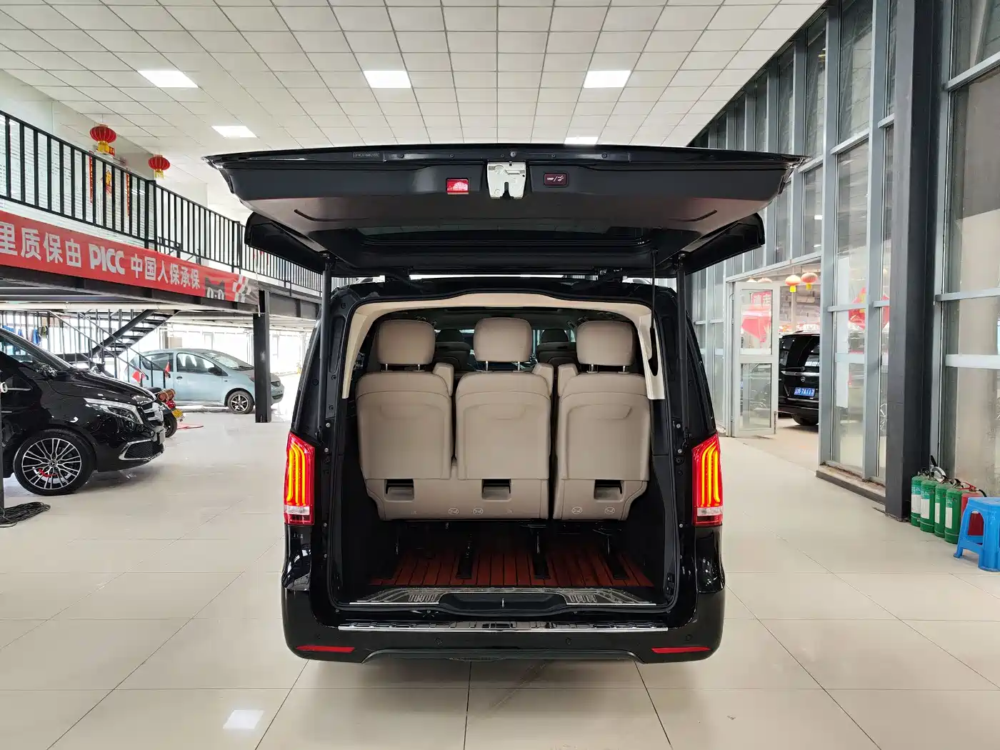 Mercedes-Benz V-Class 2021 V 260 L Long Wheelbase Premium Edition фото 24