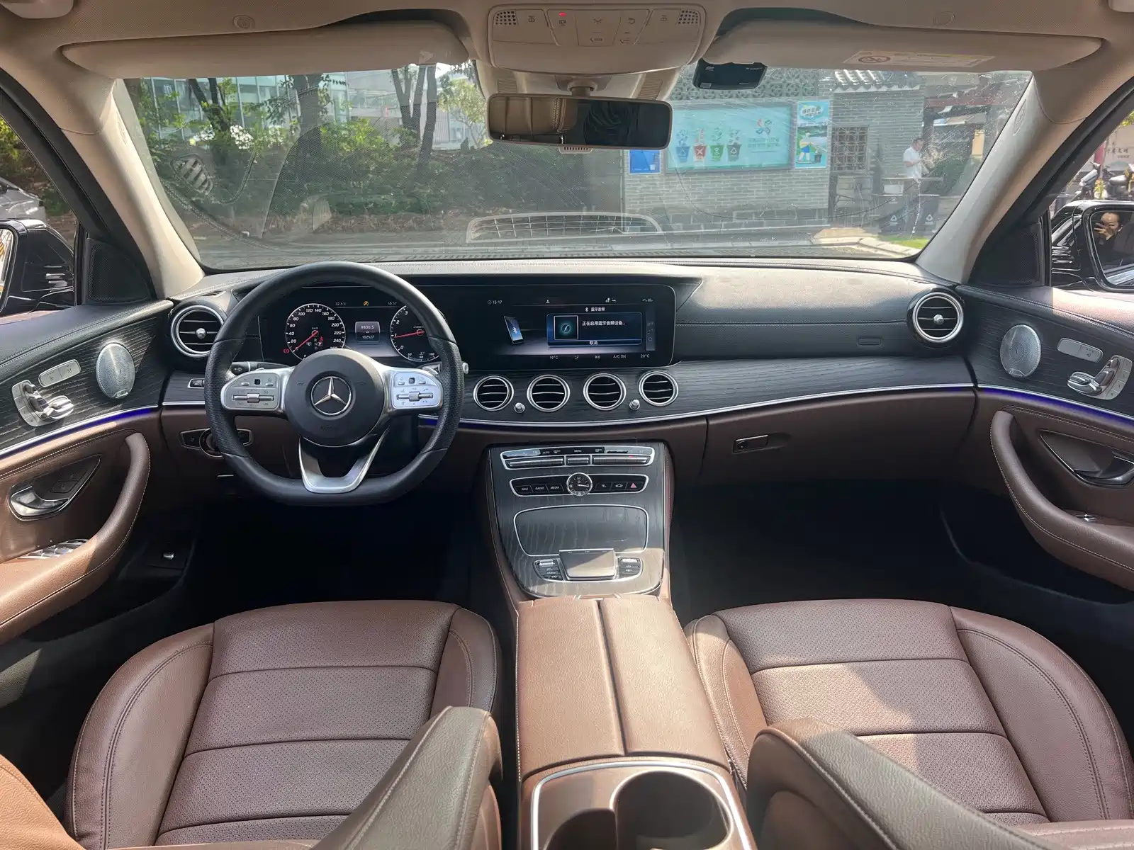 Фото 15 - Mercedes-Benz E-Class