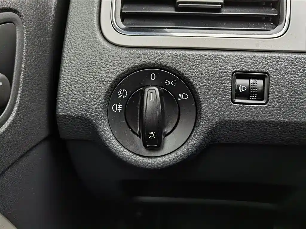 Škoda Skoda Rapid Spaceback 2016 Facelift 1.6L Manual Innovation Edition фото 21