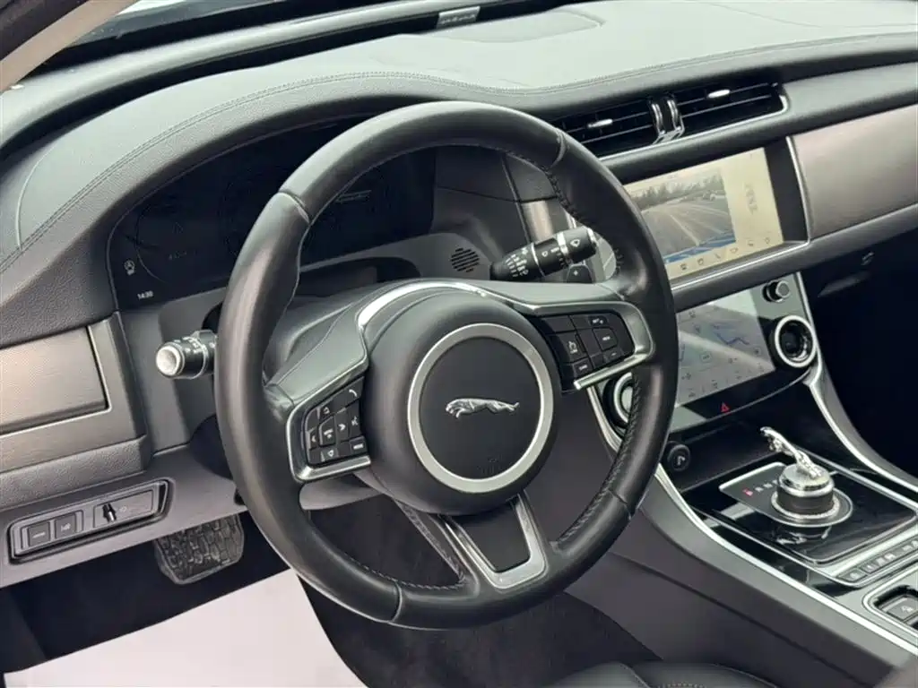 Photo 16 - Jaguar XFL