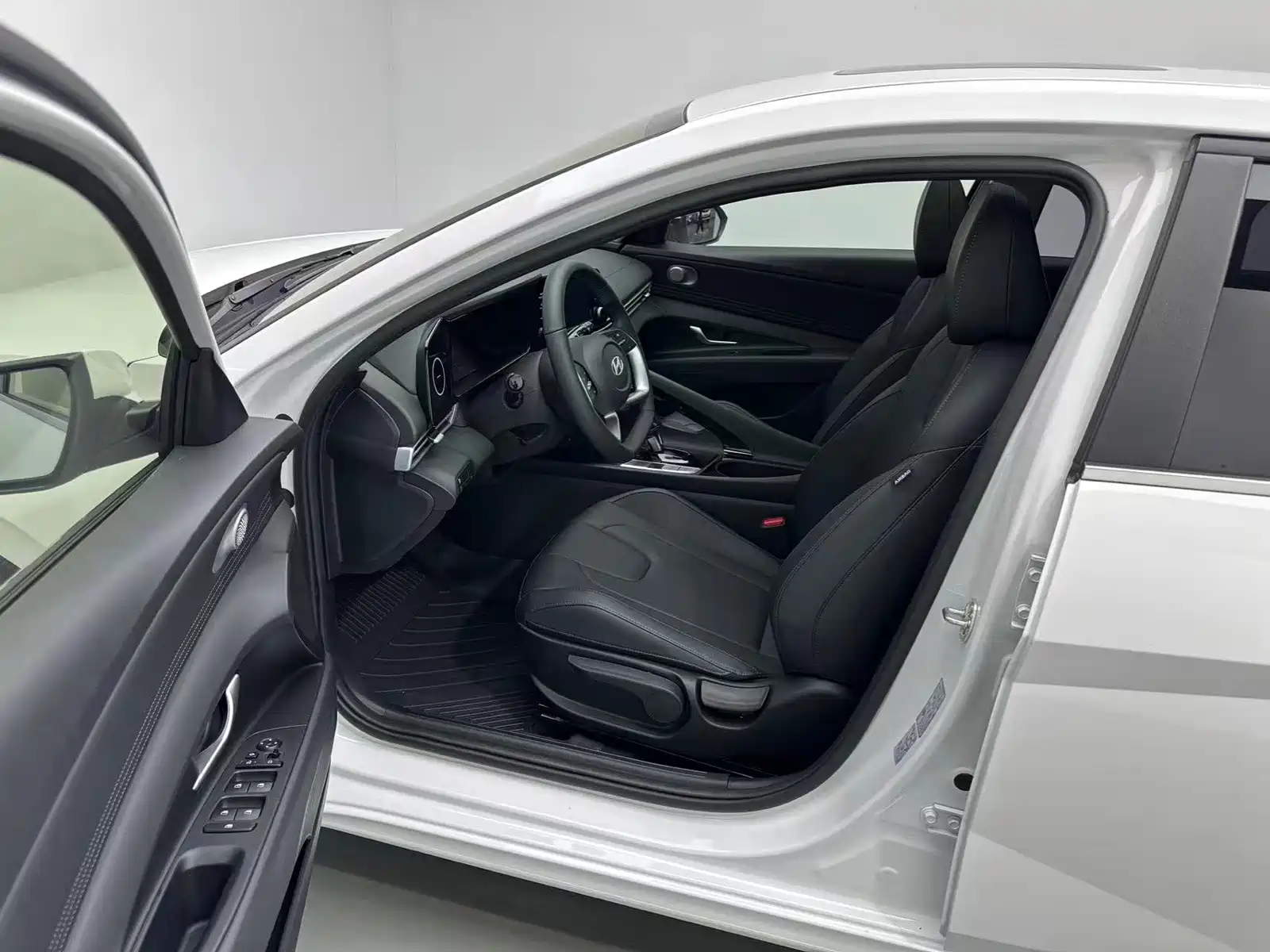 Photo 5 - Hyundai Elantra