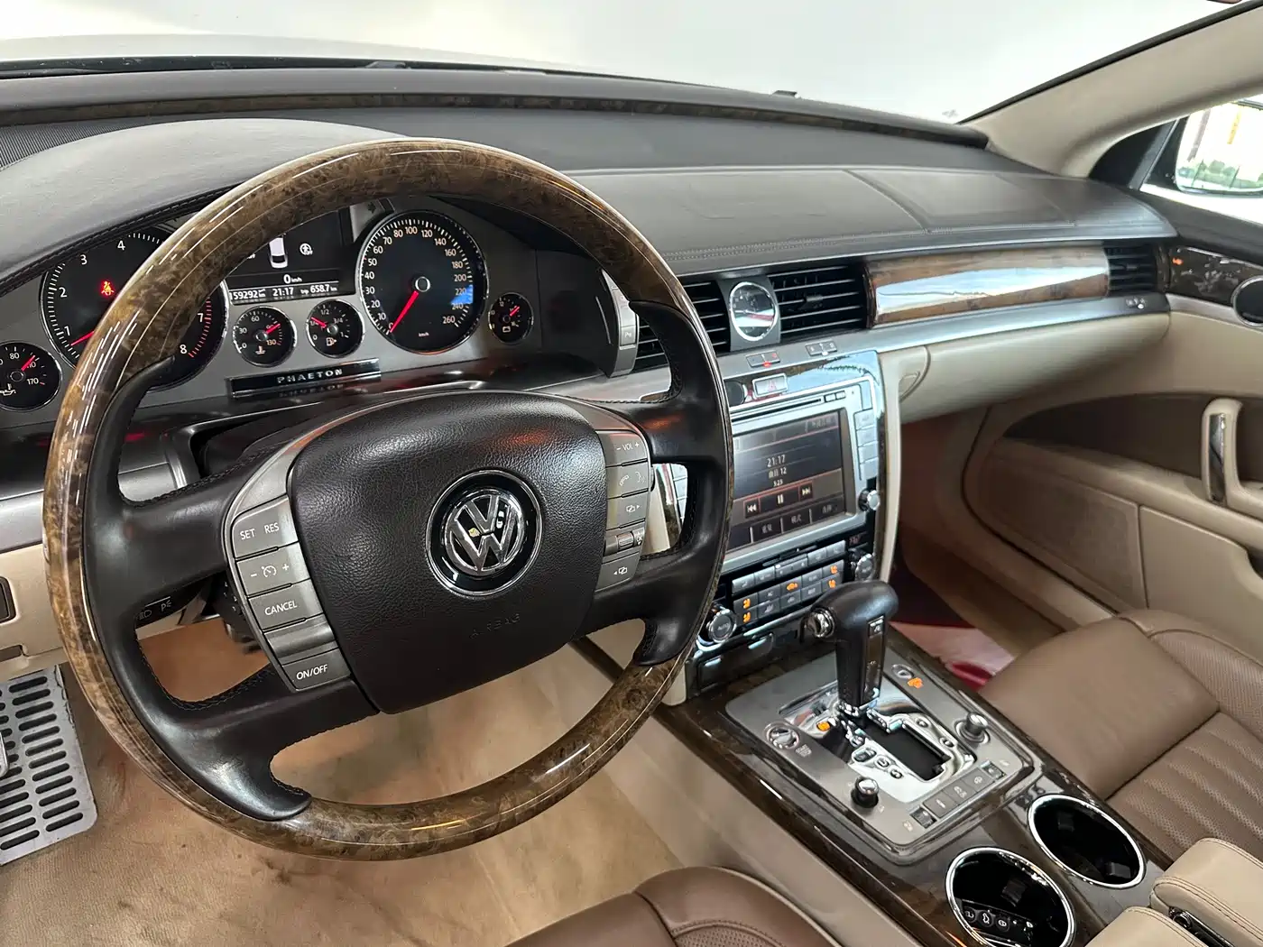 Volkswagen Phaeton 2012 3.6L Premium Custom фото 15