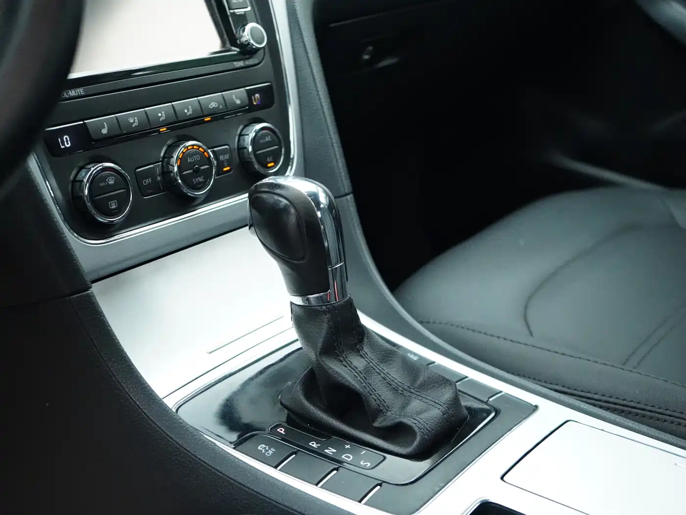Volkswagen Passat 2014 1.8TSI DSG Luxury Edition фото 8