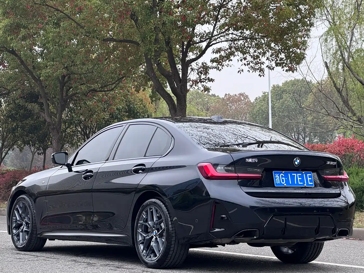 BMW 3 Series 2025 330i M Sport Night Edition фото 4