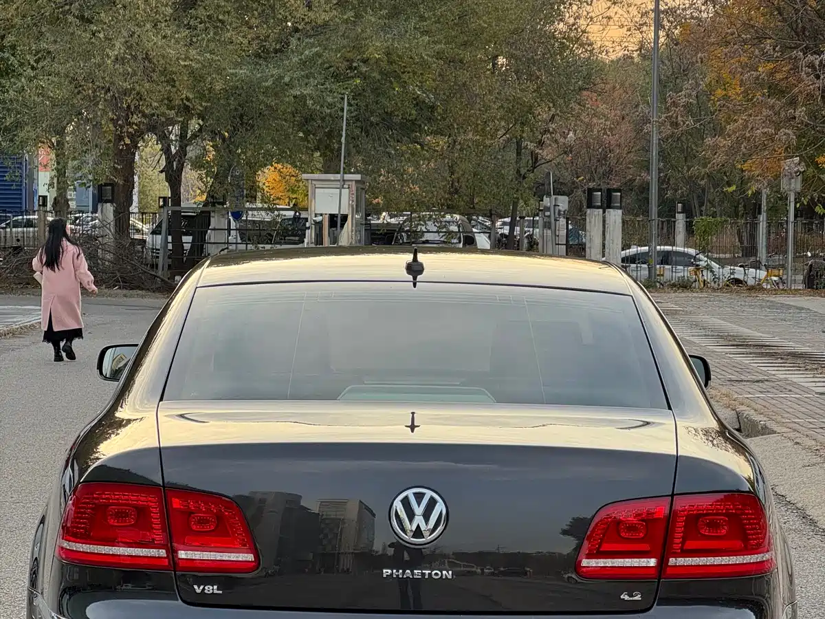 Volkswagen Phaeton 2013 4.2L Poltrona Frau Edition фото 12