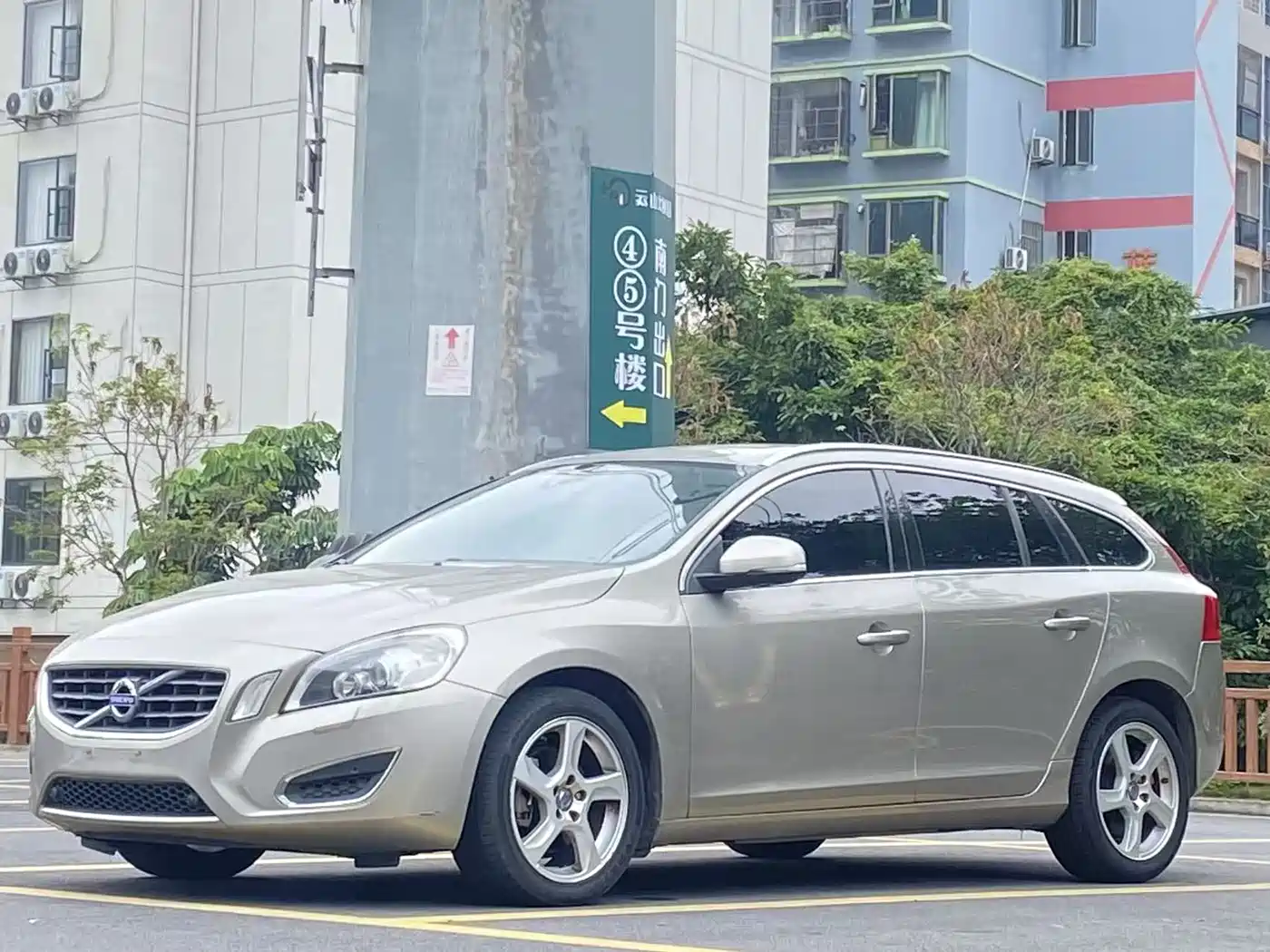 Фото 1 - Volvo V60
