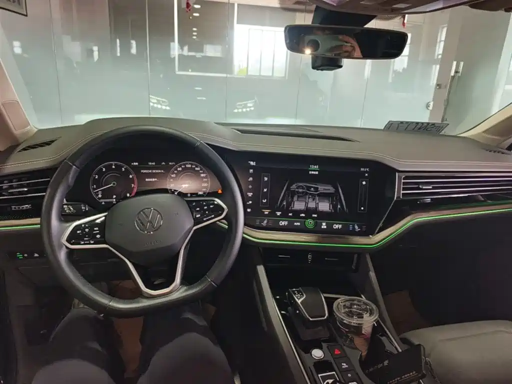VOLKSWAGEN TOUAREG